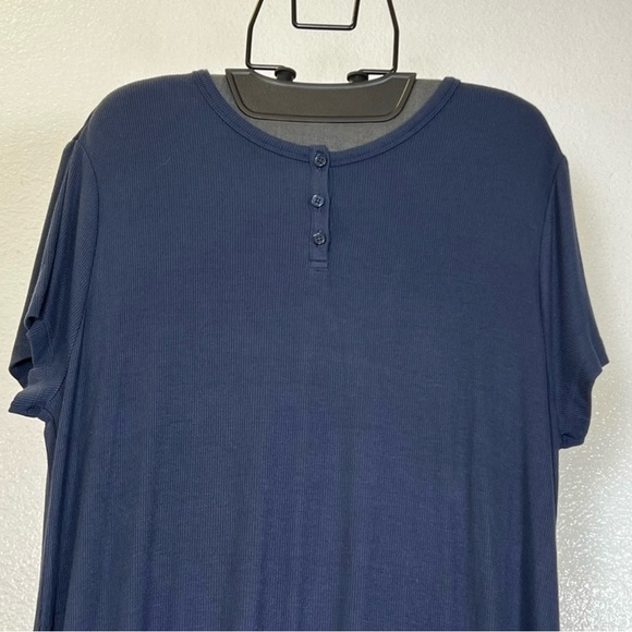 Barefoot Dreams Malibu Collection
Ultra Soft Henley Dress Indigo Color
Size 1XP - Picture 3 of 11